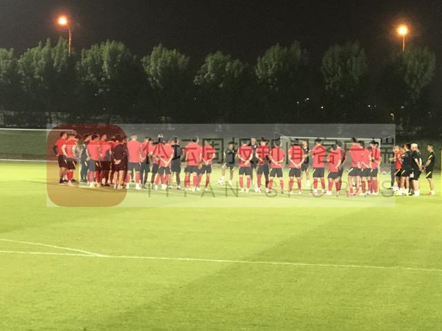 中超直播-国足倒数第二练以定位球为主 阿兰伤无碍恢复训练